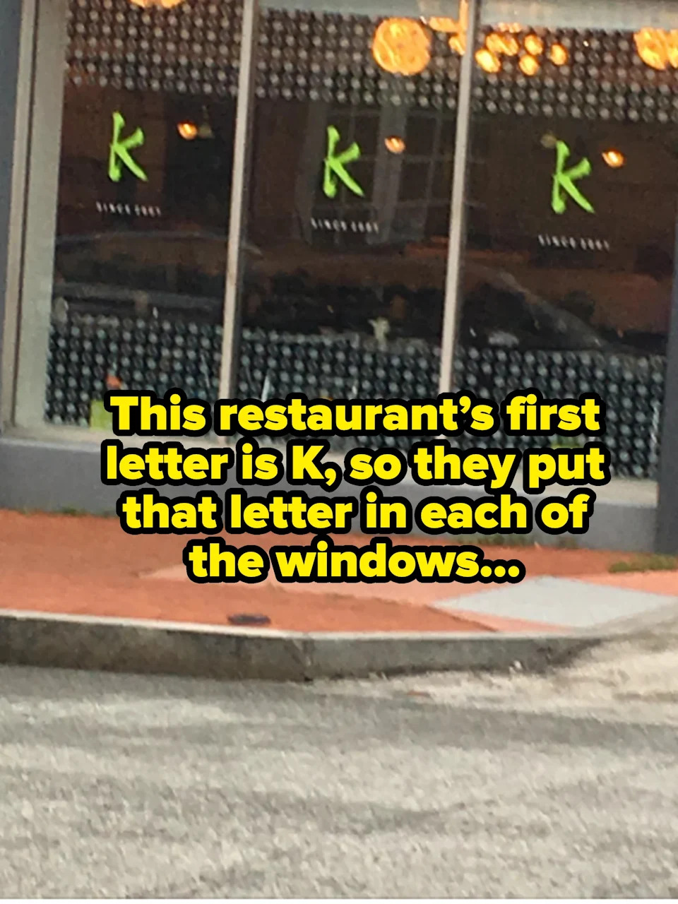Vista callejera de una tienda con tres "K" logotipos en las ventanas