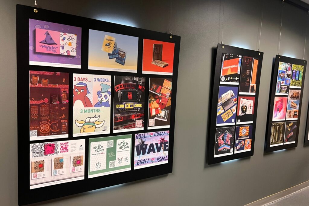 Las paredes del tercer piso del edificio N incluyeron más de 100 piezas de arte de estudiantes seleccionadas después del proceso de juzgado de la segunda exposición con jurado. 