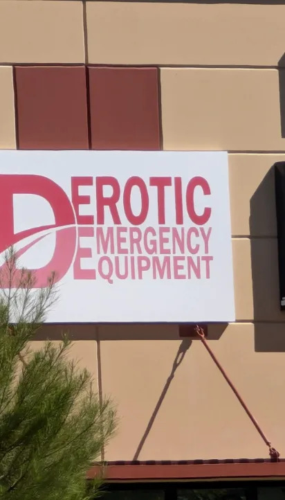 El cartel de un edificio dice: "EQUIPO DE EMERGENCIA DEROTIC" con la D grande y hacia el lado de modo que la primera palabra parezca leída "*****"