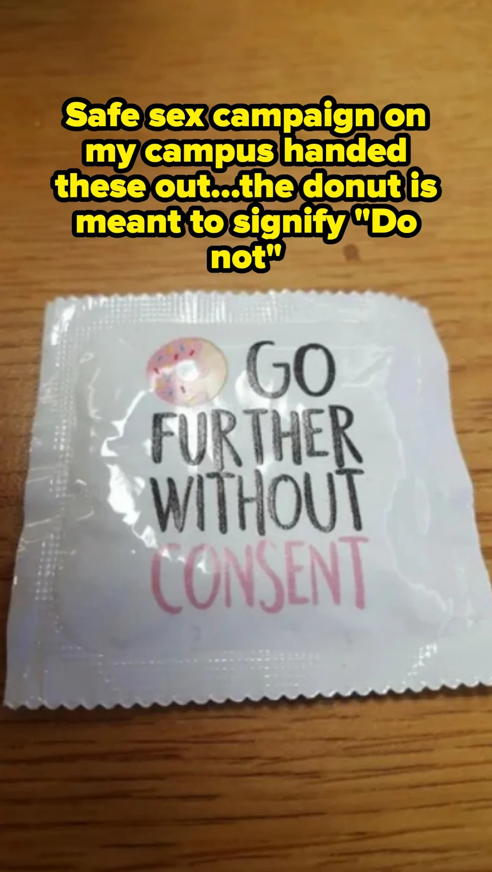 Envoltura de preservativo con donut y el texto "Ir más allá sin consentimiento" sobre él - está pensado para leer "no vayas más allá sin consentimiento," cómo significa el buñuelo "no lo hagas"