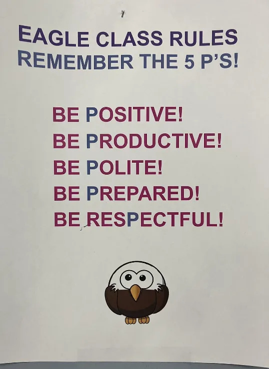 Póster del aula con cinco reglas llamadas "5 Ps": ¡Sé positivo! ¡Sé productivo! ¡Sé educado! ¡Estad preparados! Sea respetuosos!" La P está resaltada en cada uno, pero respetuoso no comienza con una P, por lo que la P en medio se resalta