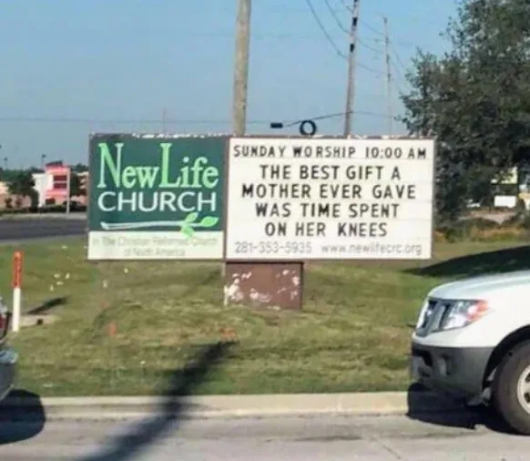 El cartel de la iglesia dice: "Adoración del domingo 10:00 h. El mejor regalo que nunca hizo una madre fue el tiempo que pasaba de rodillas"