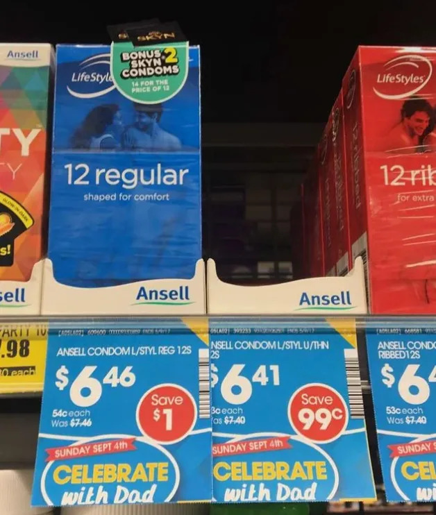 almacena de preservativos con un anuncio debajo que dice: "¡Celebra con papá!"