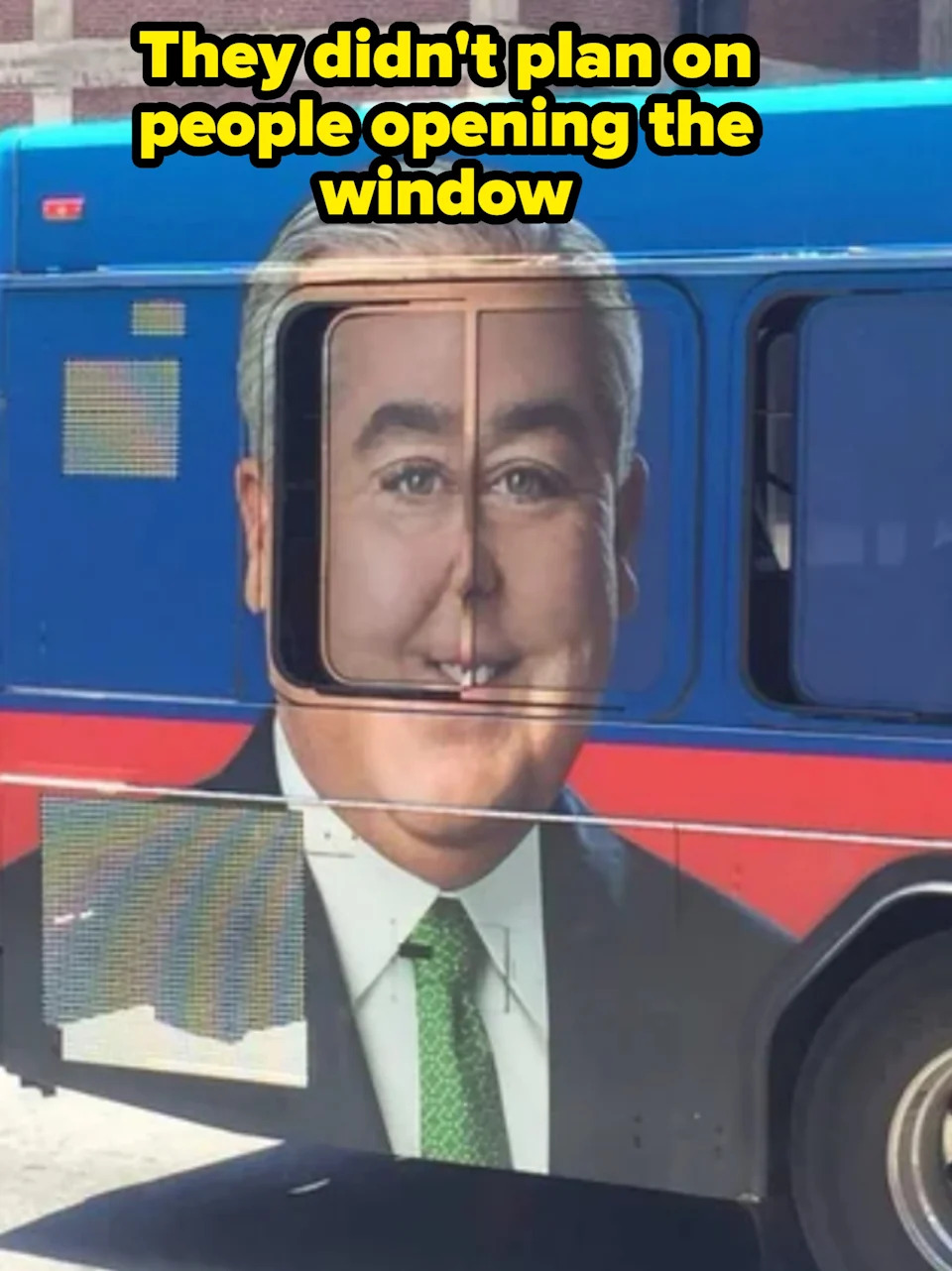 Anuncio de la cara sonriente de un hombre en un autobús, con la alineación de la puerta creando una distorsión divertida