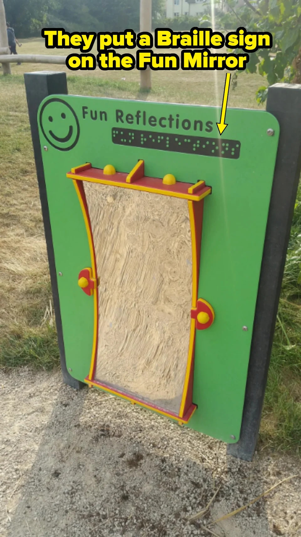 Espejo de exterior con título "Reflexiones divertidas" con braille encima
