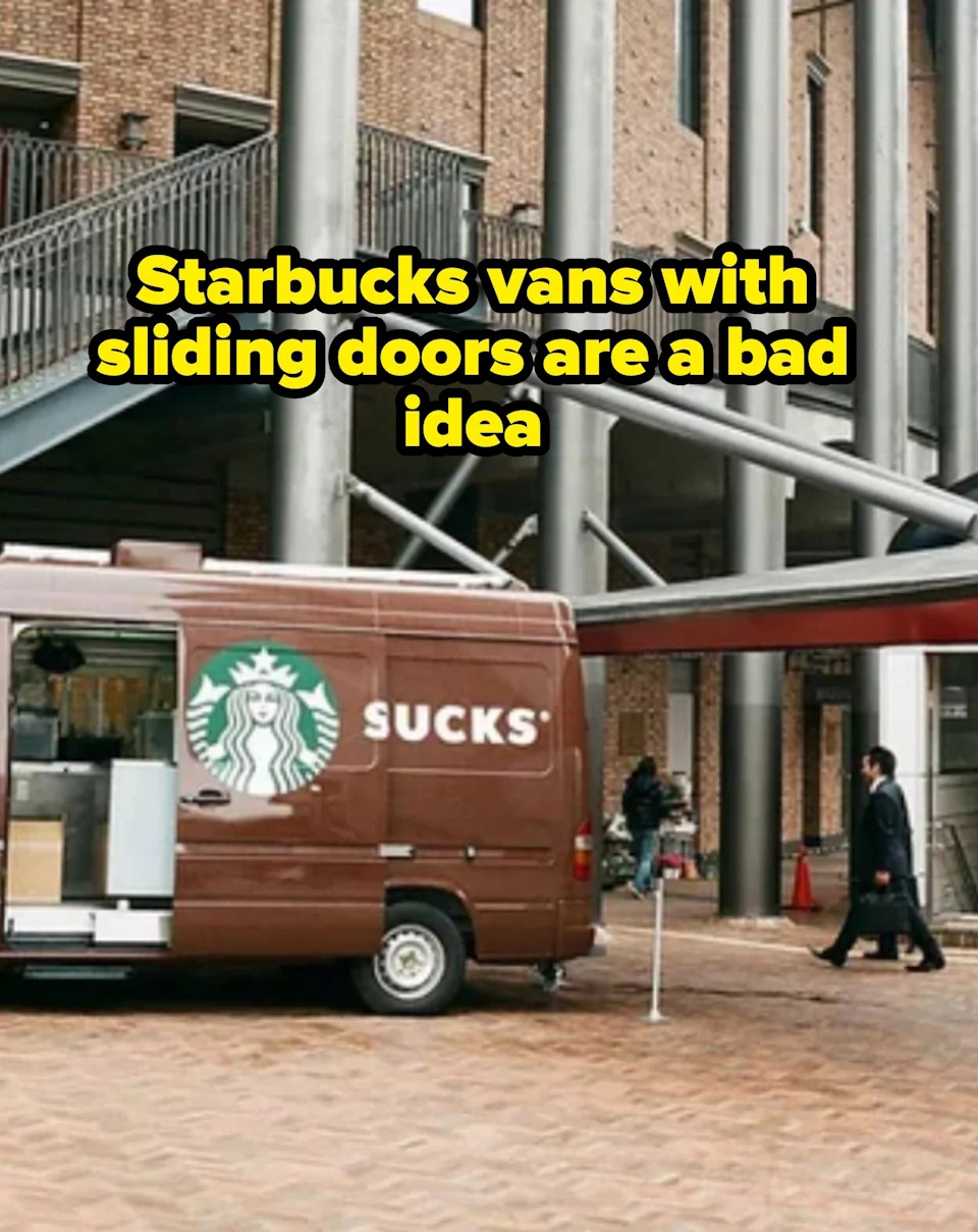 Una furgoneta de Starbucks estacionada fuera de un edificio tiene la puerta abierta, bloqueando algunas de las letras de "Starbucks" y haciendo parecer decir "chupa"