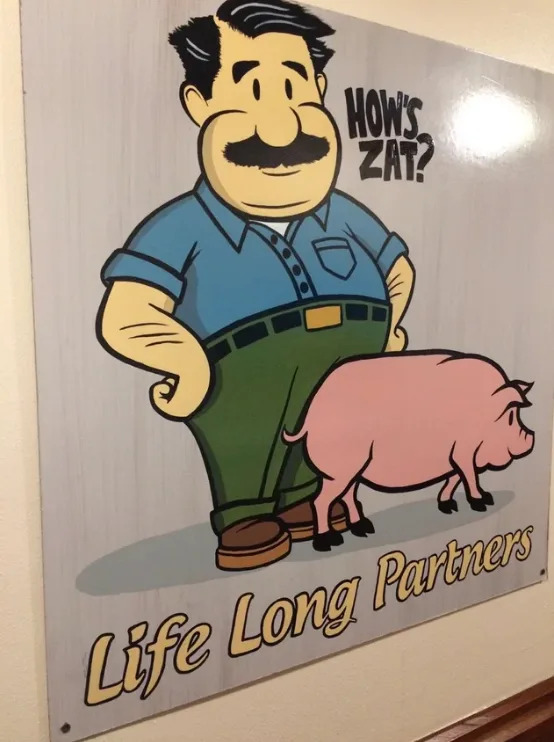 Caricatura de un hombre con un cerdo cerca de la entrepierna, diciendo "¿Cómo está Zat?" con el título "Socios de toda la vida"