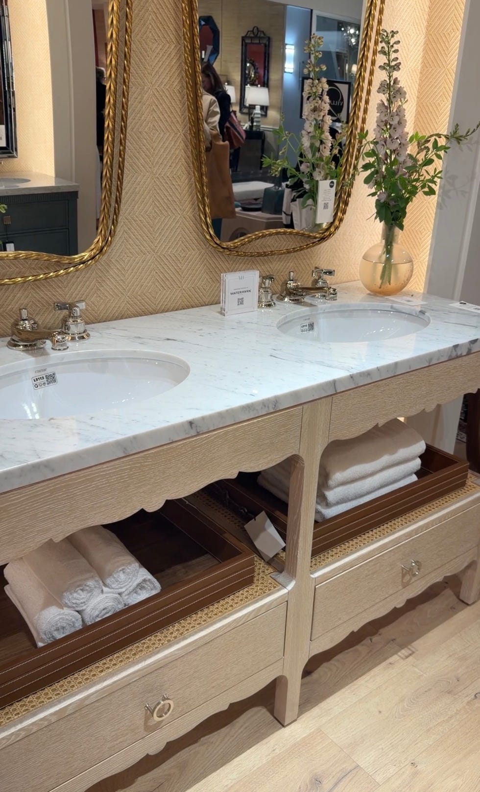 Pañuelo moderno de doble aseo con muebles de madera. Pañuelo moderno de doble aseo con muebles de madera.