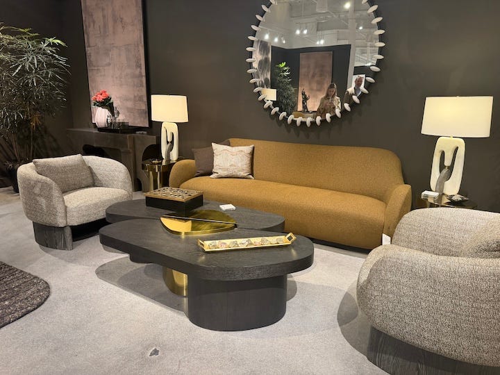 Expositor de muebles de sala de estar con sofá y sillas. Expositor de muebles de sala de estar con sofá y sillas.
