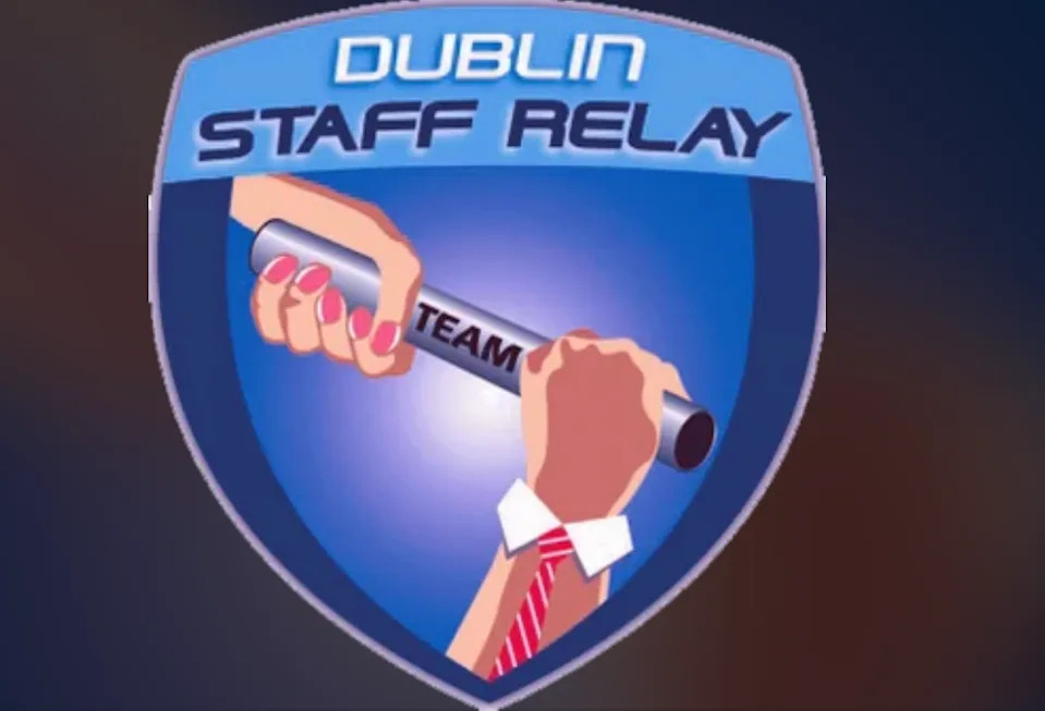 Logo de Dublin Staff Relay con la entrega de la batuta entre dos personas; uno tiene las uñas de colores y el otro tiene cuello y corbata en la muñeca