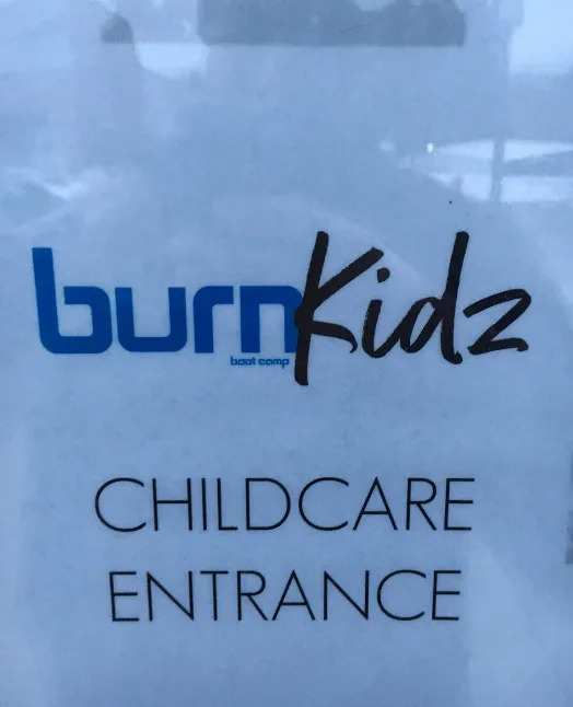 Lectura de signos "Entrada de la guardería del campo de arranque de Burn Kidz"
