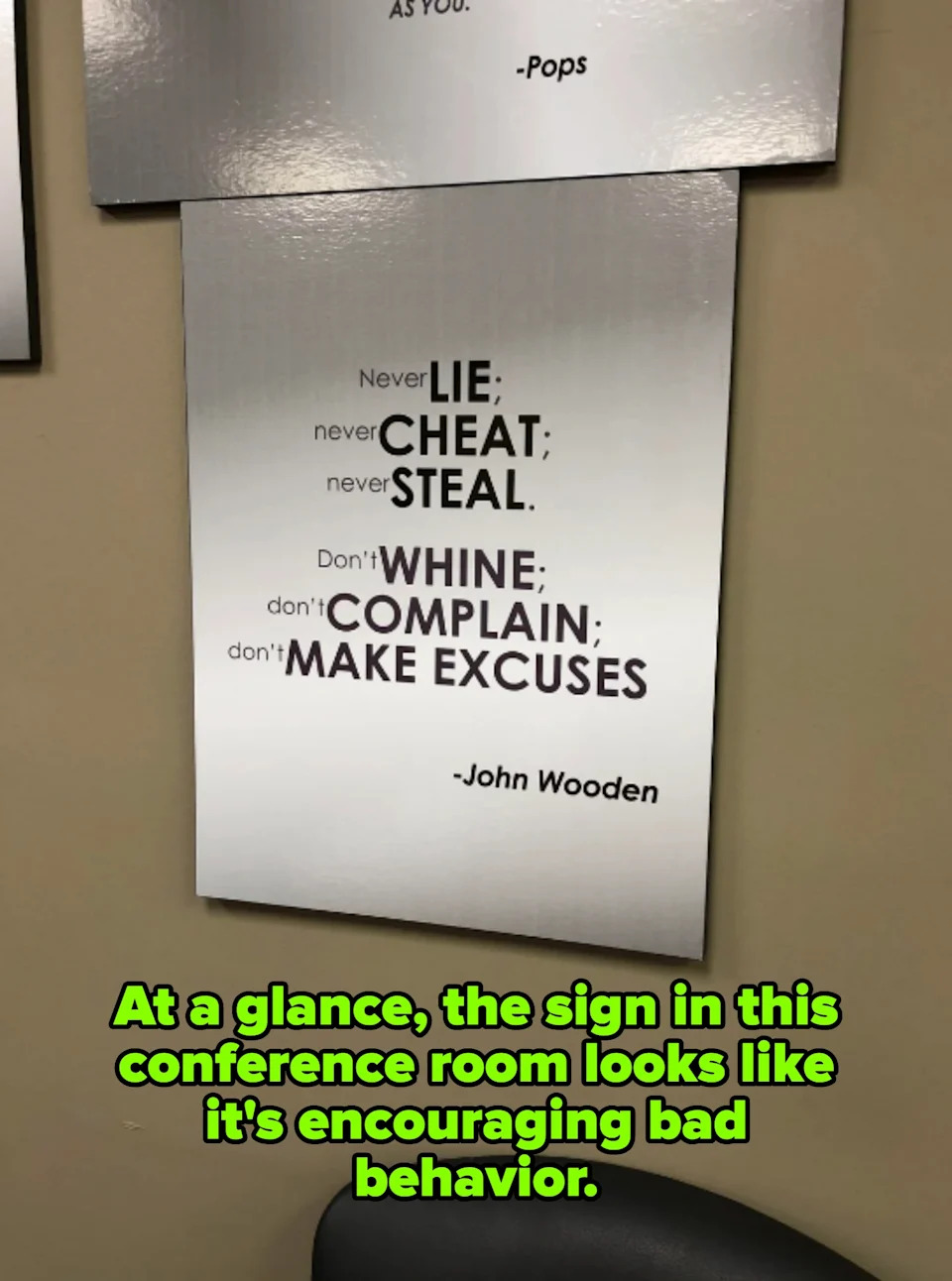 Firma con la cita de John Wooden: "Nunca mentira; nunca engañar; nunca robar. No llores; no te quejas; no coloque excusas." Sin embargo, el "nunca" y "no lo hagas"s son más pequeños y ligeros, por lo que parece leerse "Mentir, engañar, robar, llorar, quejarse, buscar disculpas"